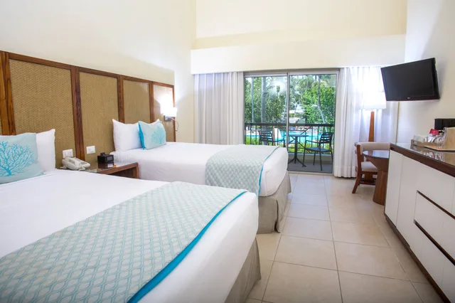غرفة بسرير كينج بإطلالة على المسبح، Impressive Punta Cana 2/6