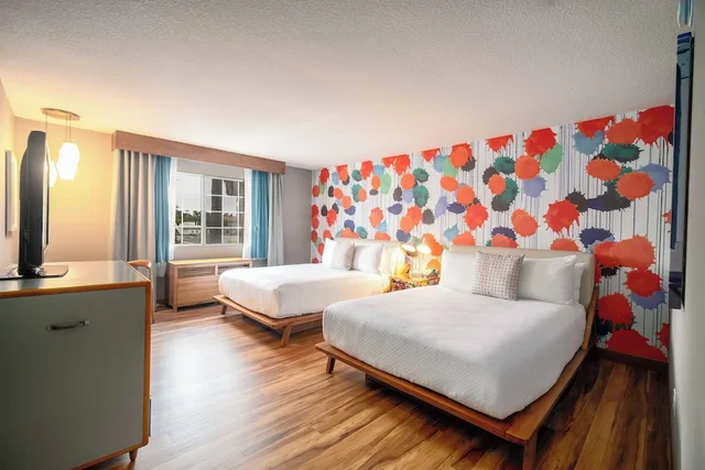 Boulevard, 2 Queen Beds, City View, Accessible، The Kinney Venice Beach 1/4