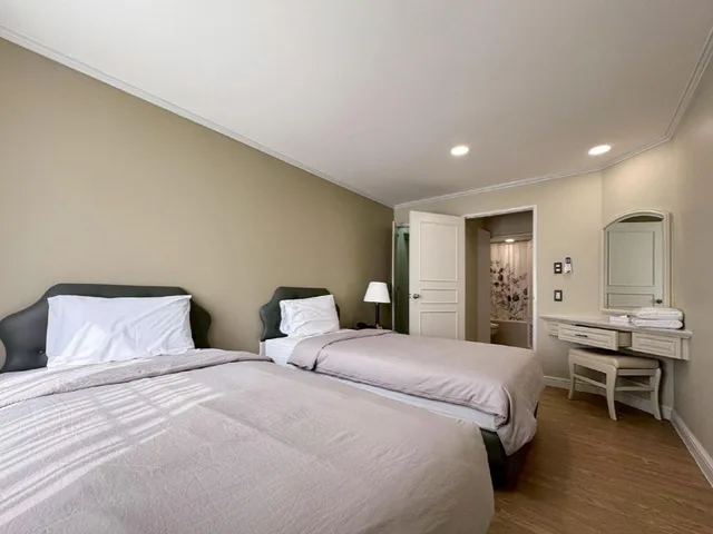 Renovated, Twin Beds, Low Floor، Yellow Ribbon Hills Boutique Suites 1/4