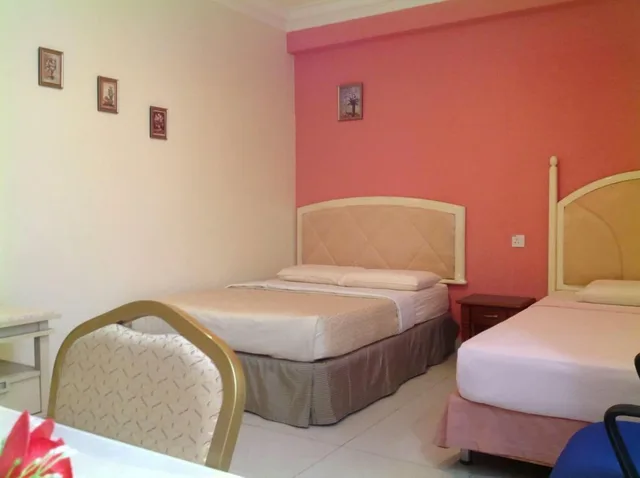 غرفة ثلاثية، Morning Glory Hotel 1/3