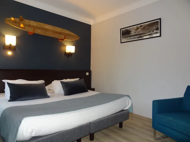 غرفة رباعية بسرير كوين بإطلالة على الفناء مع أريكة، Hotel Florida 1/6