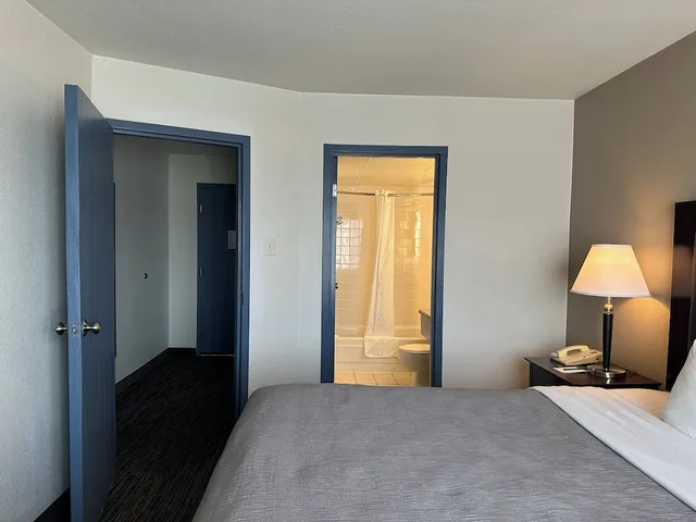 جناح بسرير كينج مع أريكة، Quality Inn & Suites Everett, WA 3/10