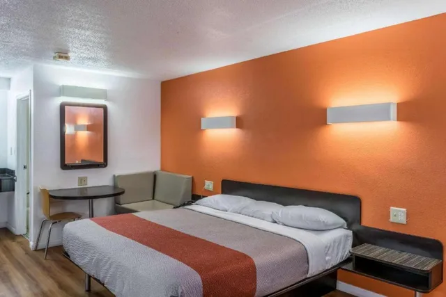 غرفة بسرير كوين للمدخنين، Motel6 Santa Maria, CA - North 1/1