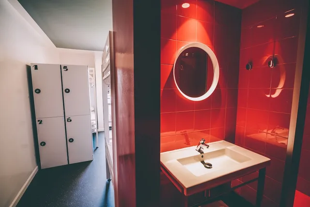 سكن مشترك مختلط بستة أسرّة وأسرّة بطابقين بإطلالة على المسبح بحمام خاص، Amistat Island Hostel Ibiza 8/10