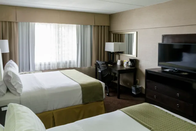 غرفة بسريرين كوين لذوي الإعاقة، Holiday Inn Express Big Rapids, an IHG Hotel 1/2