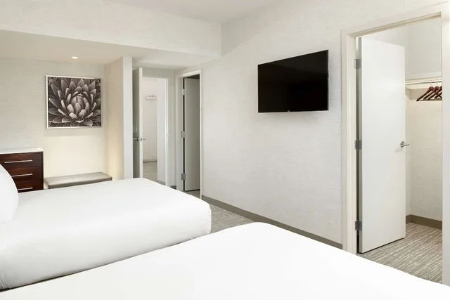 جناح بريميوم بسريرين كوين بغرفة نوم واحدة مع أريكة، DoubleTree Suites by Hilton Hotel Phoenix 3/5