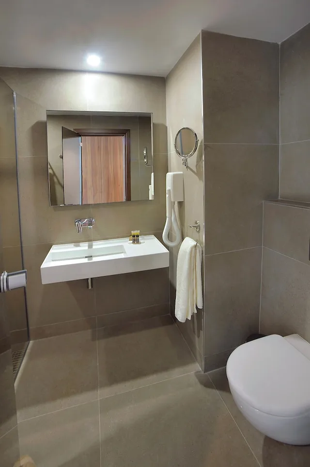 غرفة فاخرة بسريرين منفصلين بإطلالة على البحر، Nelia Beach Hotel & Spa 1/2