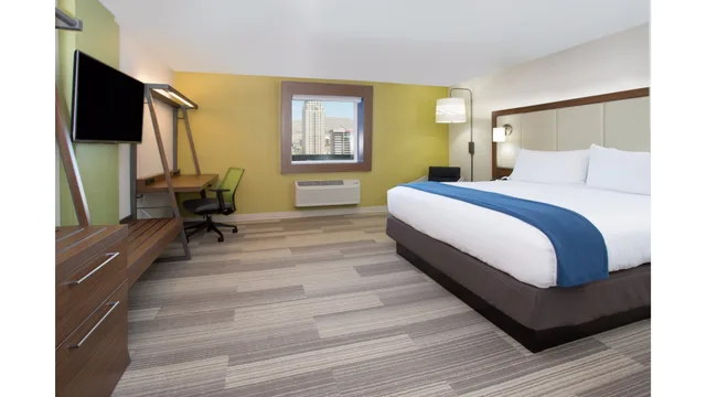 جناح بسرير مزدوج لذوي الإعاقة، Holiday Inn Express And Suites Olathe South 1/1