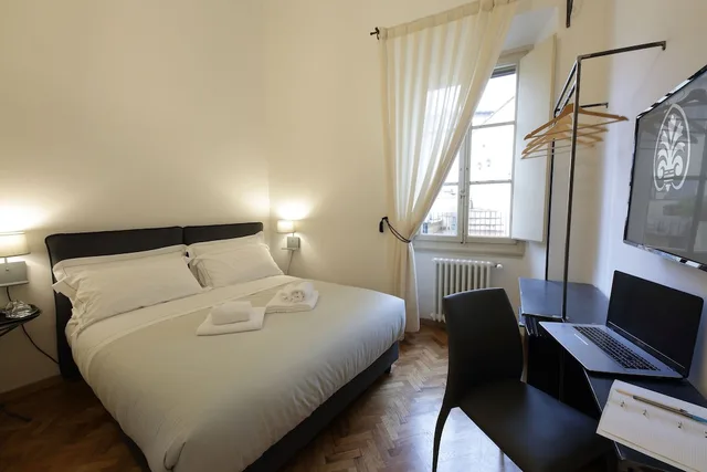 Standard, Queen Bed, Corsini Tintori 3/7