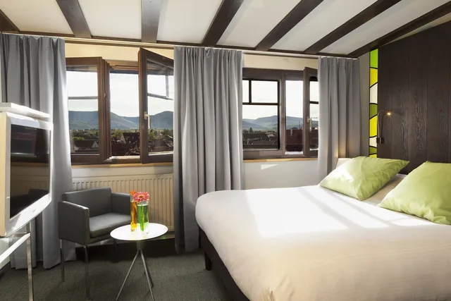Standard, Single, Queen Bed, Le Colombier 2/10