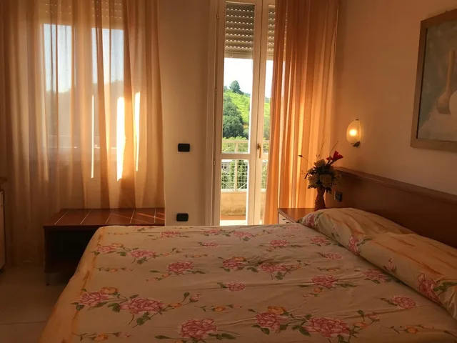 Deluxe, Double Bed, Hill View, Garden Hotel Tabiano 2/4