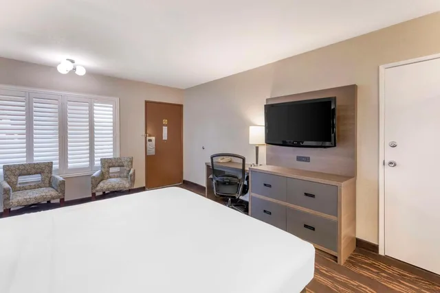 غرفة بسرير كينج بحوض استحمام في طابق مرتفع لذوي الإعاقة، Best Western Plus Stovall's Inn 6/8