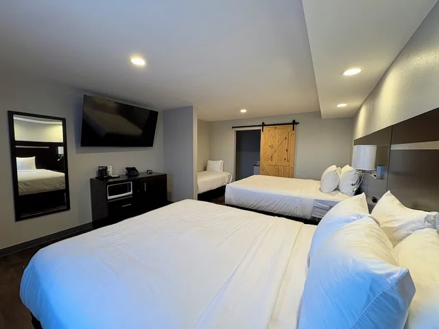 Room, 1 Single and 2 Queen Beds، Americas Best Value Inn-Wall 1/8