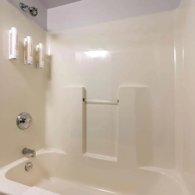 Efficiency, King Bed, 2 Queen Beds، Super 8 by Wyndham Winnipeg West 2/5