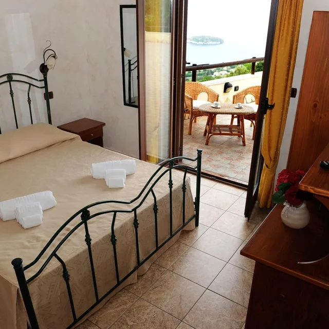 غرفة بسرير مزدوج بإطلالة على البحر، Hotel La Cometa 1/6