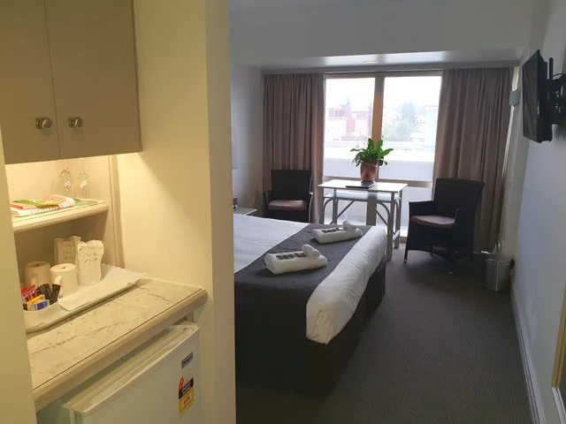 استوديو بسرير كينج، Nightcap at Hotel Victor 6/10