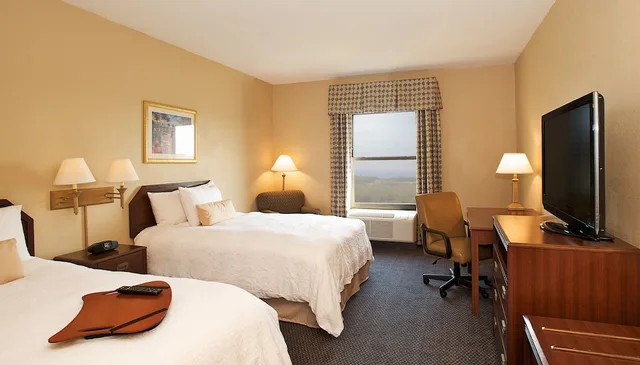 غرفة بسريرين كوين، Hampton Inn Terre Haute 2/3