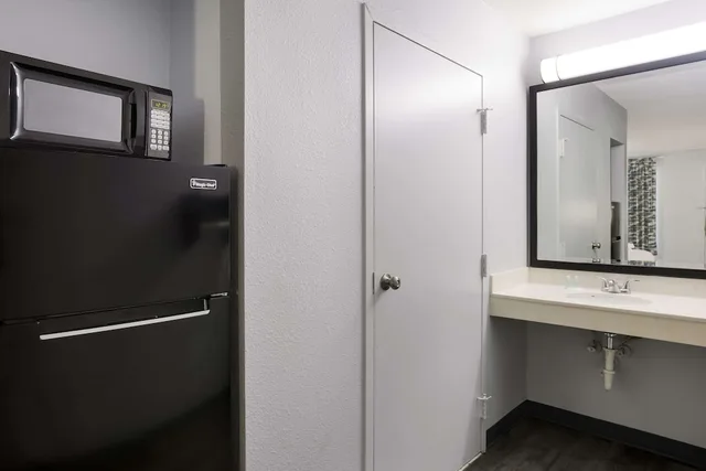 غرفة بسرير كوين لذوي الإعاقة، Suburban Studios Hinesville - Fort Stewart Area 3/3