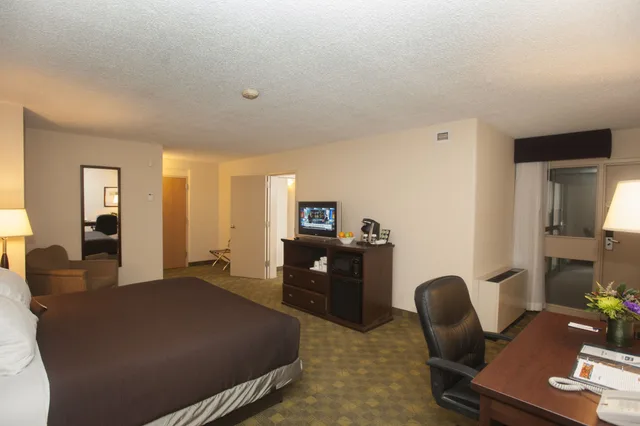 Tower, Queen Bed، Travelodge Hotel by Wyndham Saskatoon 3/6