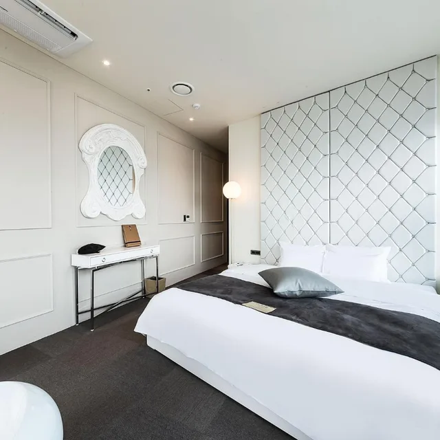 Deluxe, King Bed, H Avenue 3/10