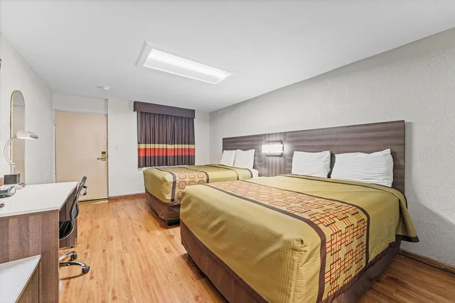 Standard, 2 Queen Beds, Guest Inn Rogers 2/10