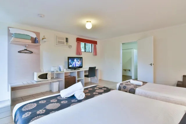 غرفة تنفيذية بسرير كوين يُسمح فيها بالحيوانات الأليفة لذوي الإعاقة، BIG WINDMILL CORPORATE & FAMILY MOTEL 1/1