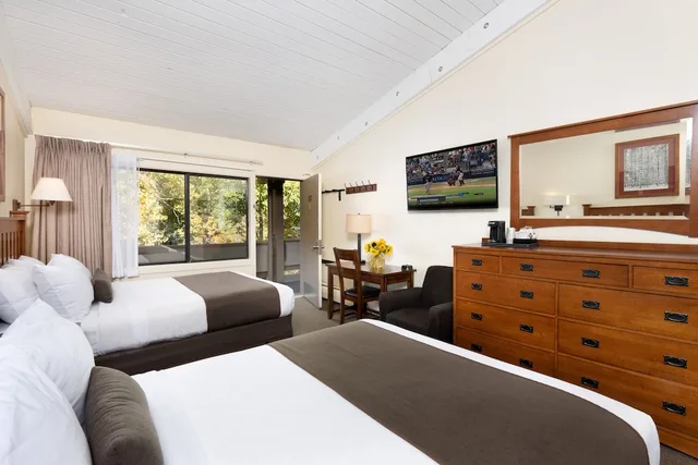 غرفة قياسية بسرير كينج في طابق مرتفع، Pokolodi Lodge 2/9