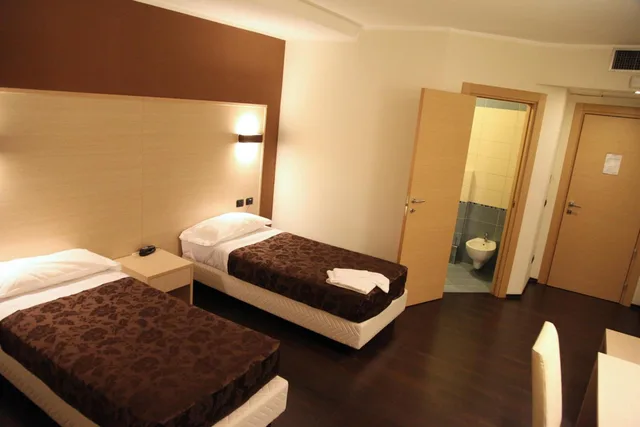 غرفة بسريرين منفصلين بحمام خاص، Hotel Sogni D Oro Airport Formerly Hotel Morgan 3/10