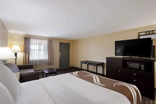 Upstairs, Single, Queen Bed, No Elevator، Quality Inn & Suites Big Rapids near University 2/7