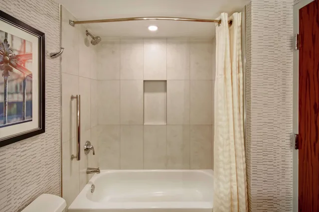 جناح ركني بسرير كينج، Embassy Suites by Hilton Omaha Downtown Old Market 4/4