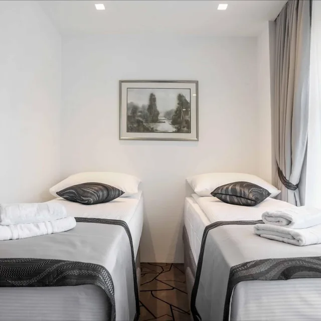 Superior, Double or Twin Bed, Grad Hotel 8/10