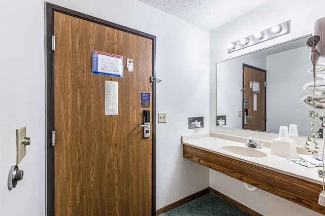 جناح بسرير كينج مع أريكة، Motel6 Kewanee, IL 7/8