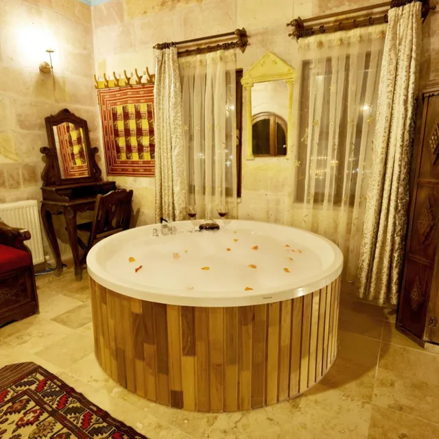 جناح بجاكوزي، Travel Inn Cave Hotel 7/10