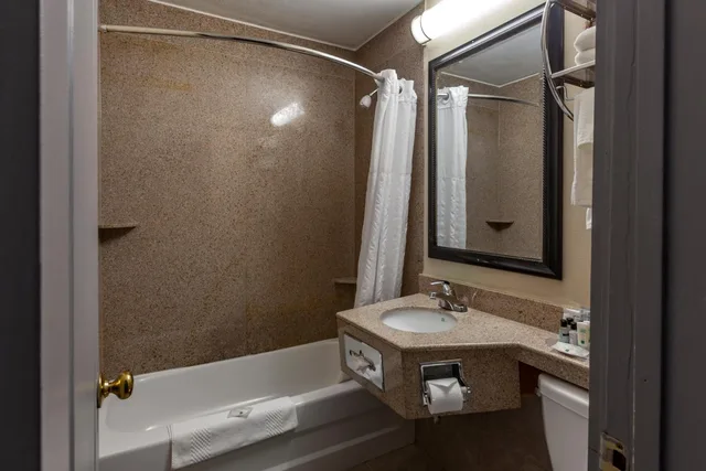 غرفة بسرير كوين مع أريكة، Quality Inn Toronto Airport 10/10