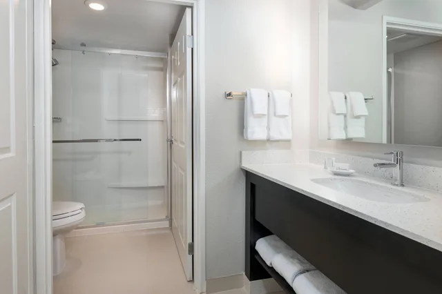جناح بسرير كوين بغرفة نوم واحدة مع أريكة، Residence Inn by Marriott Mobile 5/6