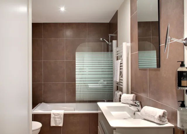شقة بسريرين منفصلين وسرير كوين بغرفتي نوم مع أريكة، Appartements Des Ducs 2/2