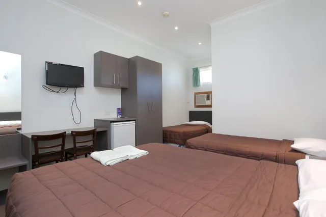 غرفة عائلية بسرير كوين وسريرين منفصلين في الطابق الأرضي، Sapphire Palms Motel 5/8