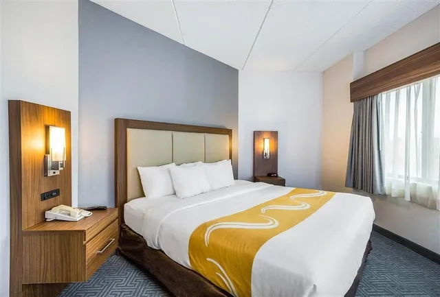 جناح بسرير كينج مع أريكة، Quality Suites Lansing West 1/2