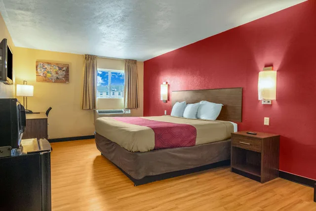 غرفة بسرير كينج، Econo Lodge Kent - Akron West 2/4