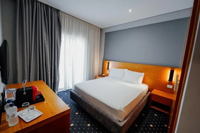 غرفة عائلية بسرير كوين وسريرين منفصلين بشرفة، Agimi And S Hotel 2/10