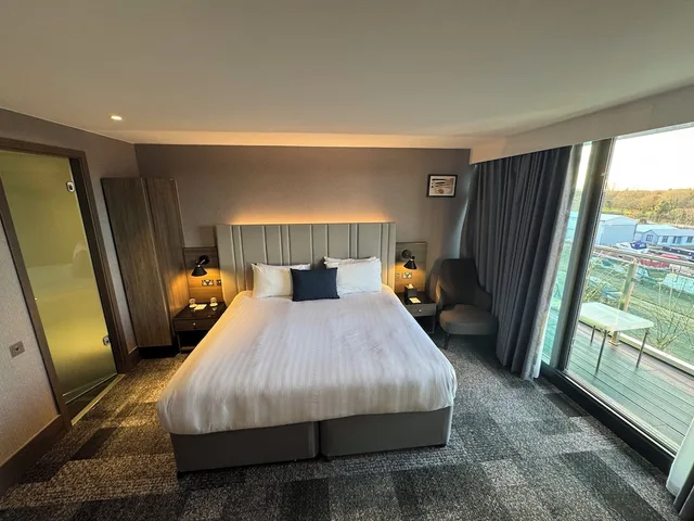غرفة بريميوم بسرير كينج بإطلالة على النهر، Crowne Plaza London - Kingston 1/10