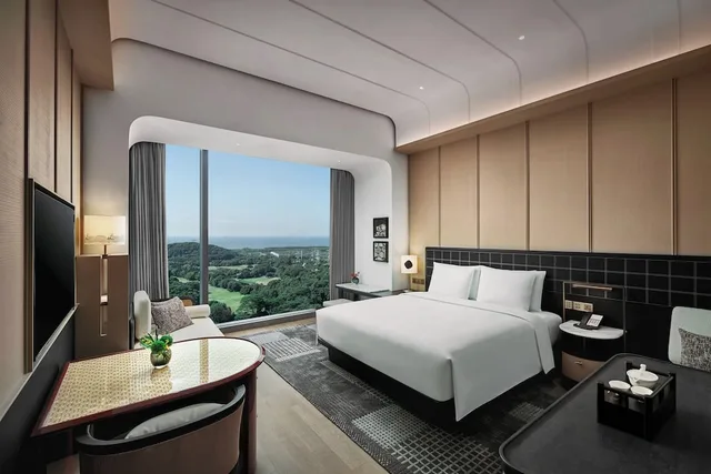 غرفة سوبيريور بسرير كينج بإطلالة على البحر، HUALUXE Shenzhen Bao'an by IHG 4/7