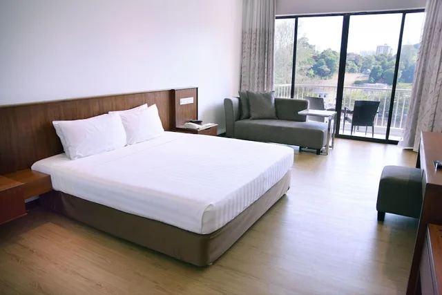 غرفة ديلوكس بسرير كينج بإطلالة جزئية على البحر، Bayview Beach Resort 1/4