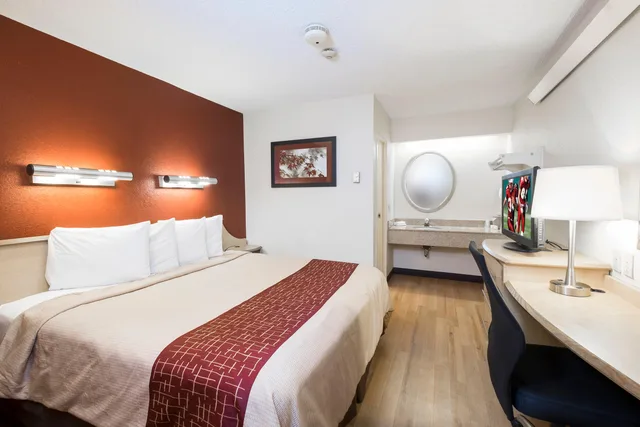 Room, King Bed, Red Roof Inn Detroit - Warren 2/2