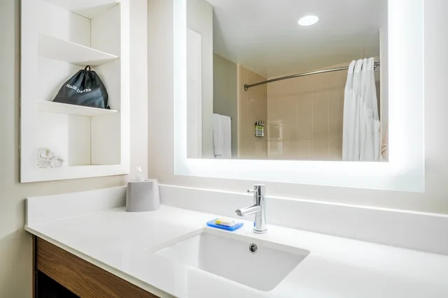 جناح بسرير كينج مع أريكة، Holiday Inn Express Hotel & Suites Tappahannock 2/2