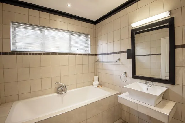 Luxury, Queen Bed, Pool View, Arebbusch Travel Lodge 5/8
