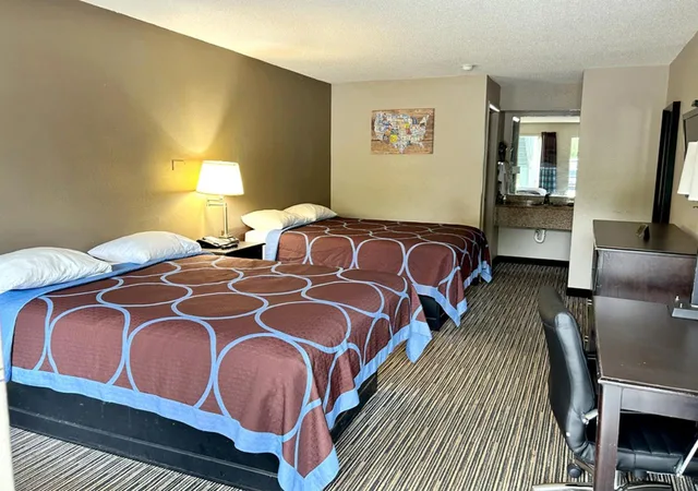 غرفة رباعية بسريرين كوين، Econo Lodge Elberton, GA 2/3