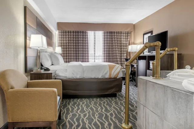 غرفة بسرير كينج لذوي الإعاقة، Quality Inn And Conference Center Richmond, IN 1/4