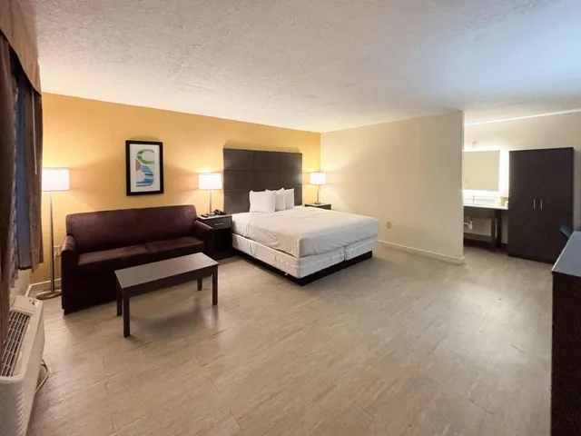 جناح بسرير كينج لغير المدخنين مع أريكة سرير، Motel6 Charlotte, NC-Northlake 3/10