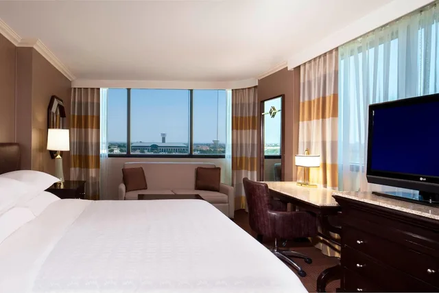 غرفة كلوب بسرير كينج مع أريكة، Sheraton DFW Airport Hotel 1/2